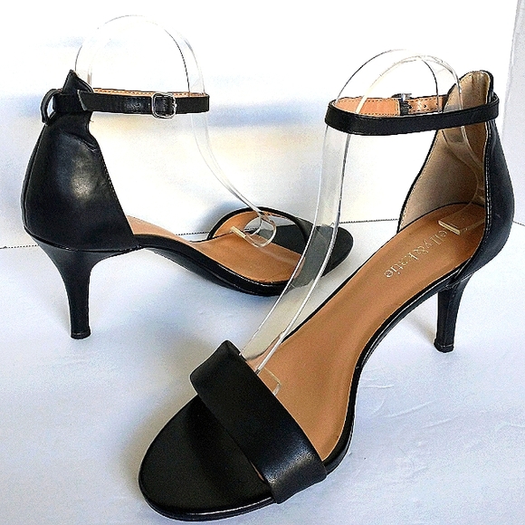 Like new Condition Pair of Kelly&Katie Nadia Genuine Leather Ankle Strap Sandals - Picture 2 of 9